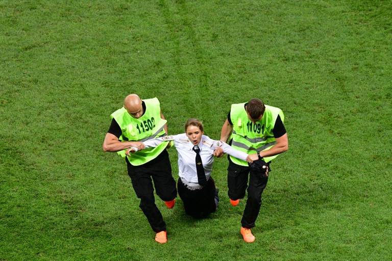 Escándalo en la final: cuatro personas se infiltraron en la cancha en medio del partido | Rusia 2018