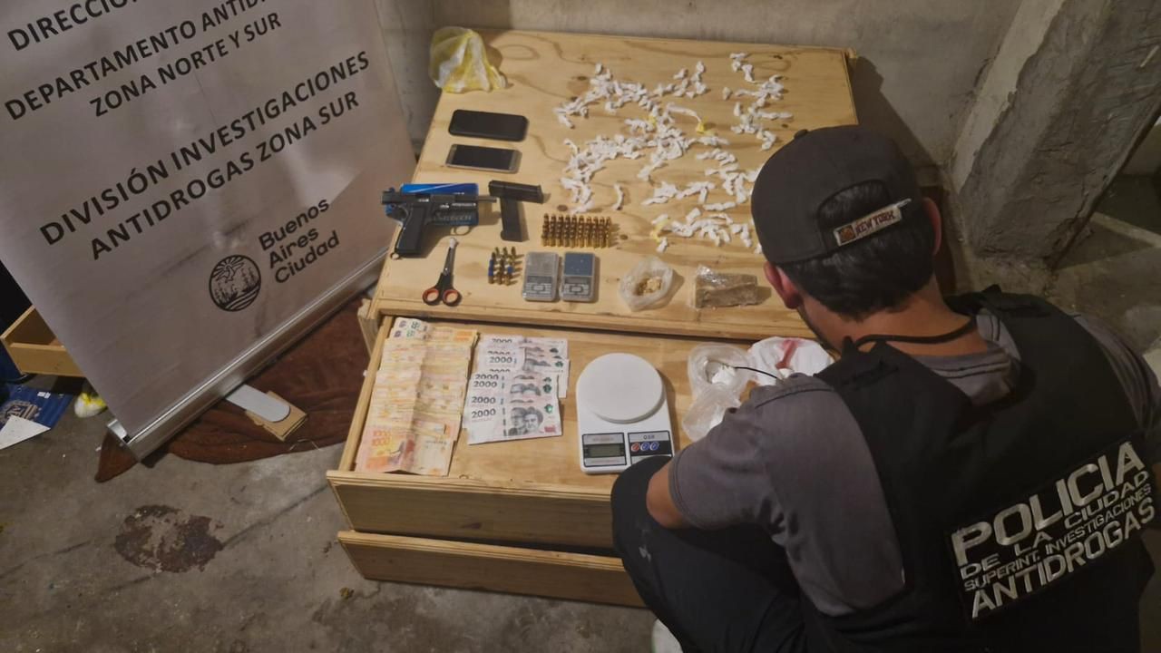 Operativos en la Ciudad: 14 detenidos, drogas y armas secuestradas en cinco barrios porteños | Actualidad