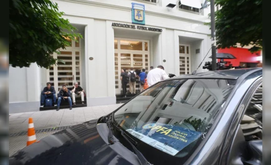 Allanamiento en la finca vinculada a dirigentes de la AFA: encontraron 45 autos de lujo y 7 motos | Actualidad