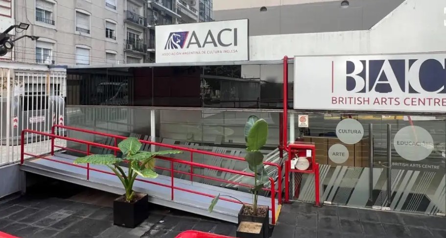 El denunciante de Sturzenegger dice que faltó la publicación en la OA y pide anular el contrato | Política