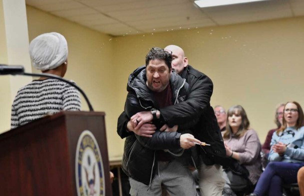 Legisladora demócrata es rociada con un líquido desconocido durante discurso en EE.UU. | Internacionales