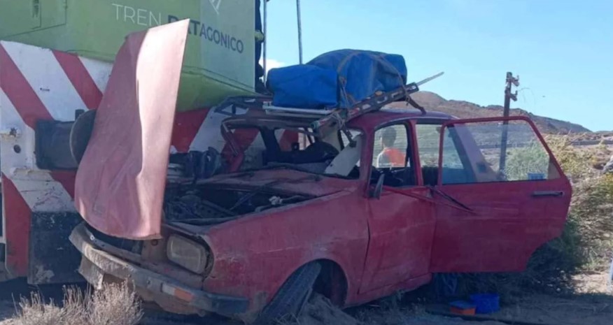 El Tren Patagónico chocó contra un auto pero sus ocupantes se salvaron de milagro | Actualidad