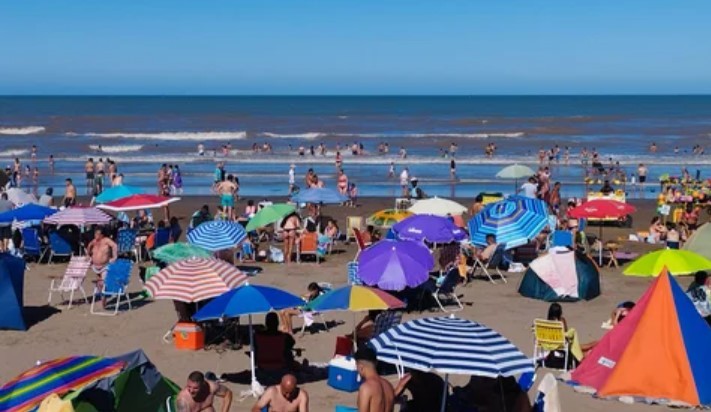 Vacaciones 2026: una familia tipo necesita casi $4 millones promedio para veranear en el país | Economía