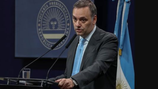 Viaje de Adorni a Punta del Este: el testigo declaró que el traslado lo pagó el periodista de la TV Pública