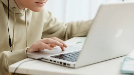 Hizo imágenes de sus compañeras menores con IA, las subió a un sitio web para adultos y ahora va a juicio