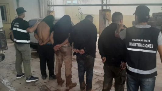 Cuatro detenidos por falsos controles de tránsito para robar: usaban uniformes y objetos de vialidad