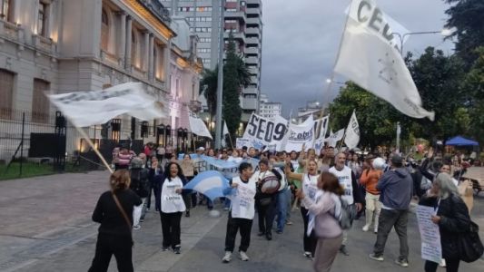 Marcha de antorchas: estatales se movilizaron en Jujuy para reclamar aumento salarial