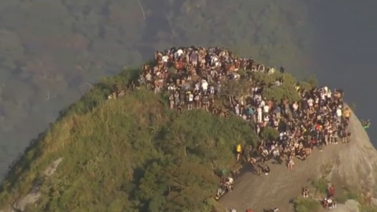Unos 200 turistas quedaron varados en la cima de un morro en Brasil durante un operativo narco