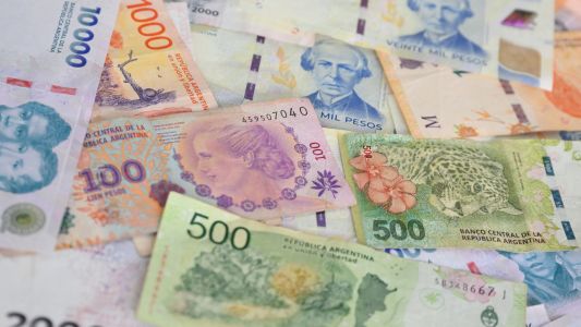 Los salarios volvieron a perder contra la inflación: subieron 2,4% en febrero