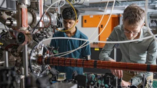 Día Mundial de la cuántica: logran “ver” por primera vez átomos en dos lugares al mismo tiempo