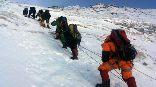 Estafa millonaria en el Everest: guías habrían usado bicarbonato para simular mal de altura y cobrar seguros