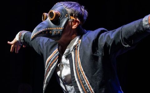 "Pequeño William", entre el futuro y la memoria de Hamlet en una versión libre