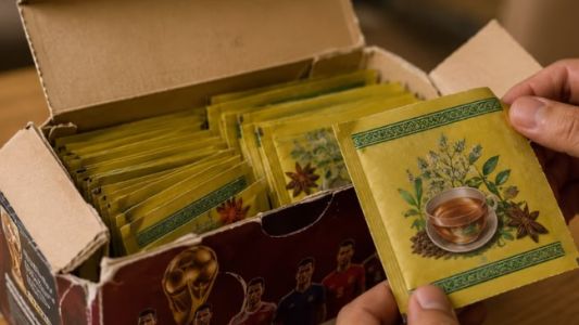 Insólita estafa viral: compró una caja de figuritas del Mundial y se llevó una desagradable sorpresa