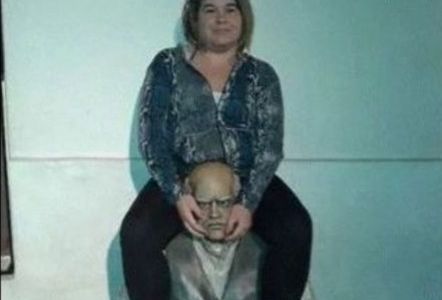 Condenan a una mujer por sentarse encima de una estatua de Sarmiento
