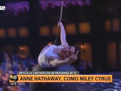 Notable actuación de Anne Hathaway imitando a Miley Cyrus
