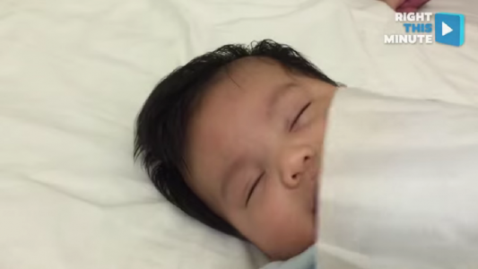 #EsViral: ¿cómo dormir a un bebé en un minuto?