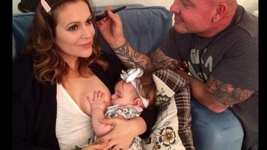 Le decomisan leche materna a la actriz Alyssa Milano en aeropuerto de Londres