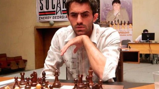 Gran maestro de ajedrez iba al baño para hacer trampa