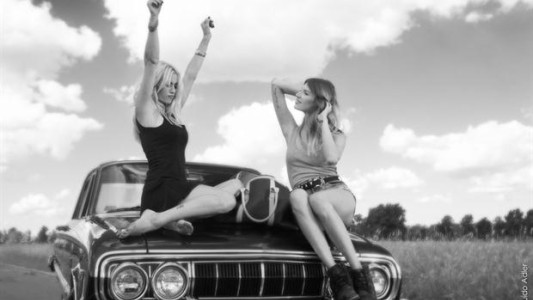 Nicole Neumann y Chloe Bello, desnudas en la ruta