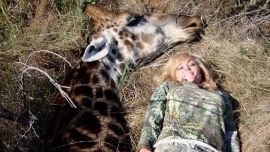 Bronca en las redes sociales por la foto de una cazadora sonriendo junto a una jirafa muerta
