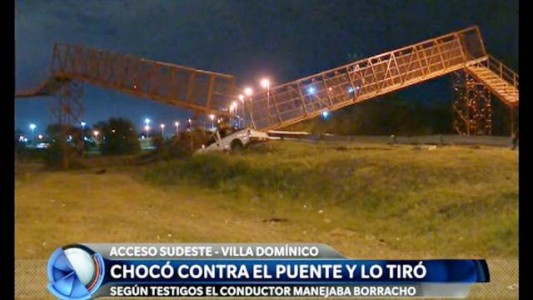 Un camionero chocó un puente peatonal, lo tiró abajo y perdió algunos dientes