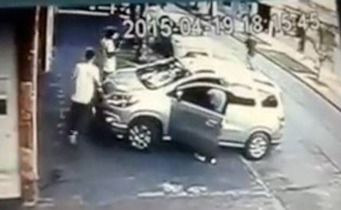 Intentan asaltar a una familia y se llevan el auto de una vecina