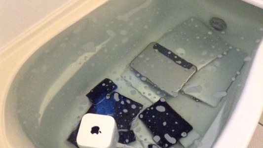 Un novio infiel descubrió que su mujer le tiró todos sus equipos electrónicos al agua