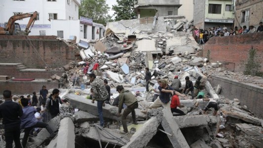 Nepal: al menos 3700 muertos por un fuerte terremoto