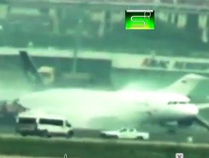 Video: impactante aterrizaje de emergencia de un avión en llamas