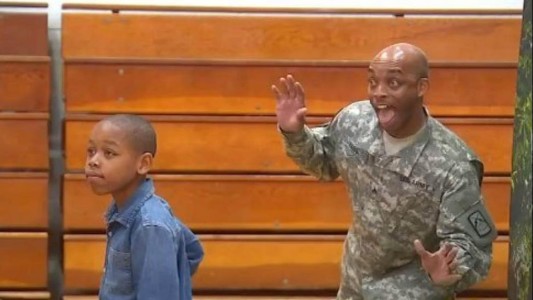 Video: un soldado volvió de la guerra y sorprendió a su hijo colándose en la foto del colegio