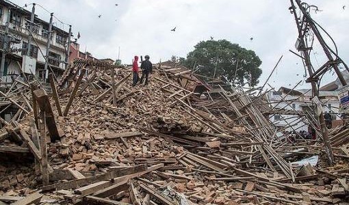 Una nueva réplica del sismo sacude Nepal y ya suman 1.900 los muertos