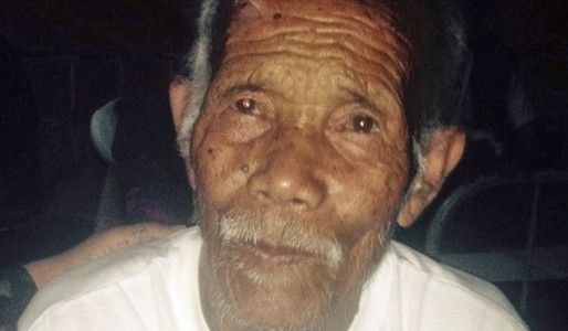 Nepal: rescataron vivo a un hombre de 101 años en su casa destruida