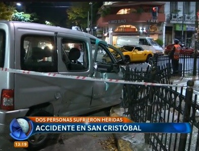 Choque entre un Porsche y una camioneta en San Cristóbal: dos heridos