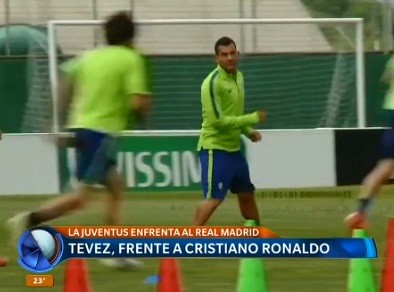 Tevez, frente a Cristiano Ronaldo
