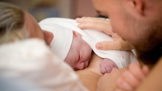 El 75% de las mujeres eligen a sus parejas para que las acompañen en el parto