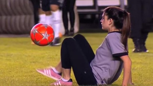 Video: la bella joven que hizo jueguito a lo Maradona en Floresta
