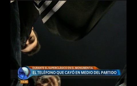 Se le cayó el celular en el Superclásico