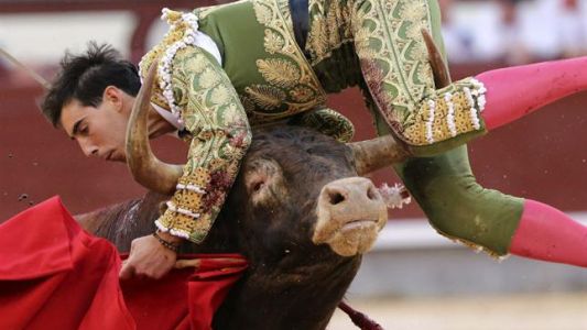 Sangrienta cornada en el cuello a un torero español