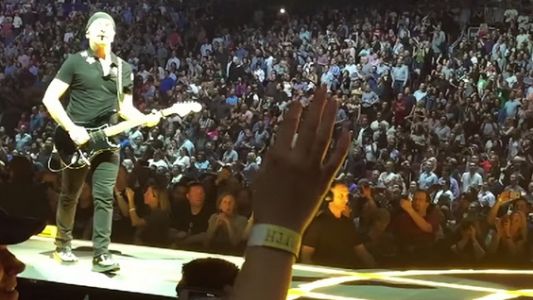 Mala racha para U2: "The Edge" no vió el borde y se cayó del escenario