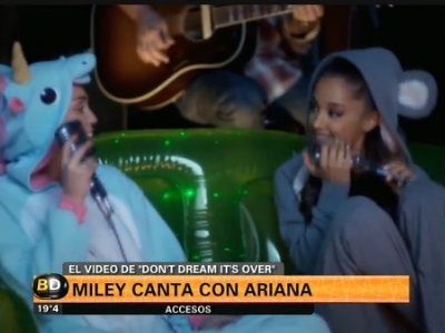 Miley Cyrus y Adriana Grande cantan juntas, en pijamas, con un fin solidario