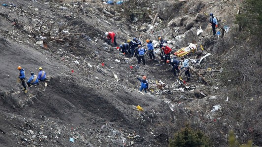 Repatriarán los restos de los tres argentinos que viajaban en el avión que cayó en los alpes franceses