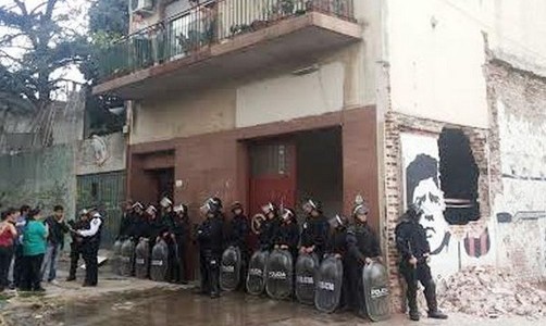 La Metropolitana empezó a demoler un edificio con la gente adentro en Villa Urquiza