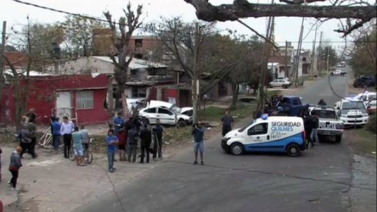 Perdió el control del auto y se metió en una casa: un muerto