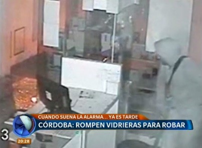 Rompen vidrieras en Córdoba para robar negocios