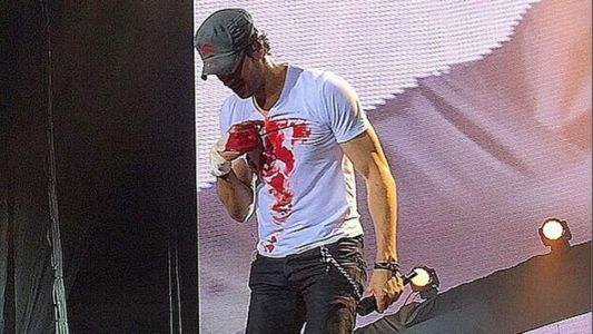 Enrique Iglesias se accidentó al atrapar un drone en pleno show