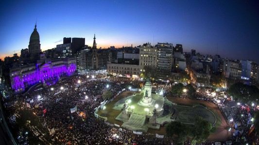 Masiva marcha #NiUnaMenos contra la violencia de género