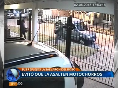 La increíble maniobra de una chica para evitar a dos motochorros