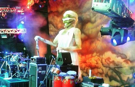 Polémica: la escenografía del último show de Fontanet recuerda a Cromañón