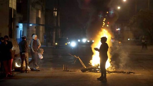 Murió un hincha que quedó en medio de un tiroteo entre barras tucumanos