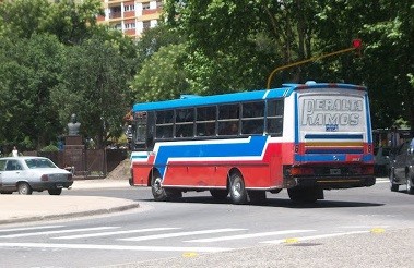 Taxista discutió con un colectivero, lo apuñaló y huyó